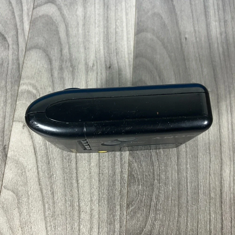 VINTAGE SONY SRF-M45 MEGA BASS FM/AM WALKMAN WITH CARRYING CLIP‎